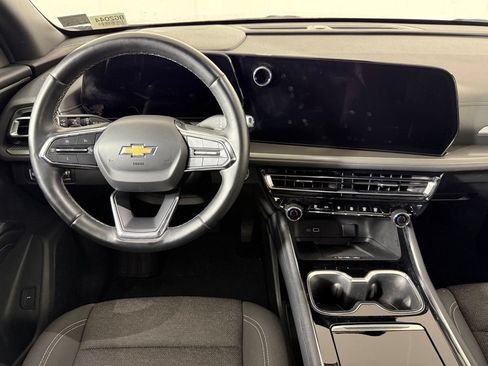 Used 2024 Chevrolet Traverse LT AWD/4WD image 2