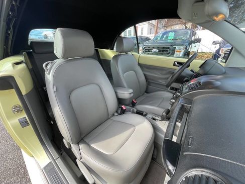 Used 2006 Volkswagen Beetle 2.5 PZEV 2dr Convertible (2.5L image 31