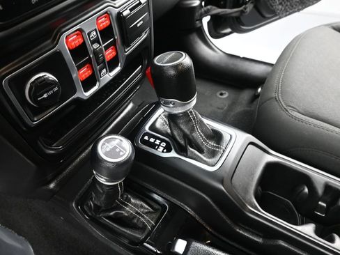 Used 2023 Jeep Gladiator Overland image 20