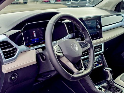 Used 2025 Volkswagen Taos SE image 6