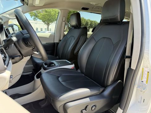 Used 2024 Chrysler Pacifica Touring-L FWD image 24