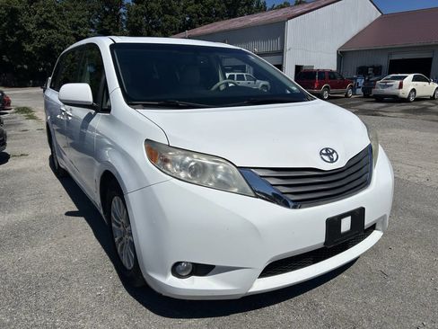 Used 2011 Toyota Sienna XLE image 7