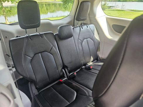Used 2023 Chrysler Pacifica Touring-L FWD image 18