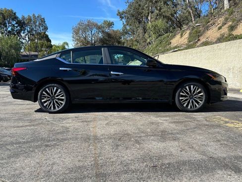 New 2025 Nissan Altima 2.5 SV image 2