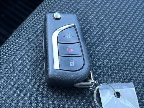 Used 2021 Toyota RAV4 LE AWD/4WD image 25