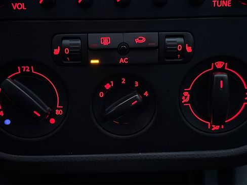 Used 2009 Volkswagen Rabbit S image 25