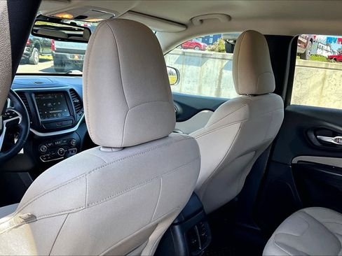 Used 2015 Jeep Cherokee Latitude w/ Cold Weather Group AWD/4WD image 12