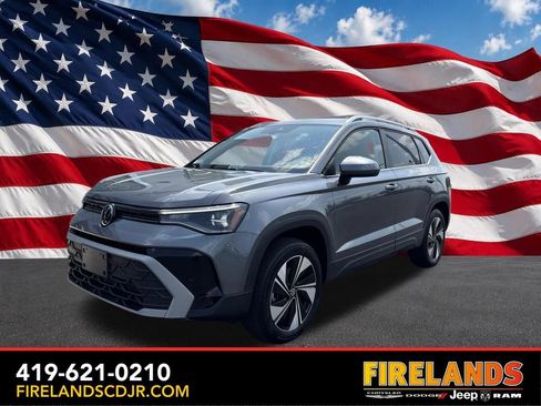 Used 2025 Volkswagen Taos SE AWD/4WD image 1