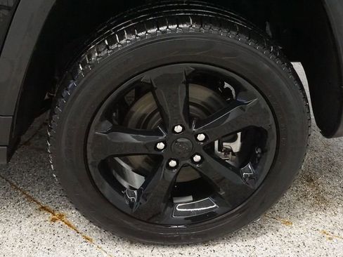 Used 2023 Jeep Grand Cherokee L Limited w/ Black Appearance Package image 15