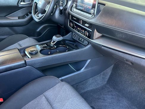 Used 2025 Nissan Rogue SV AWD/4WD image 16