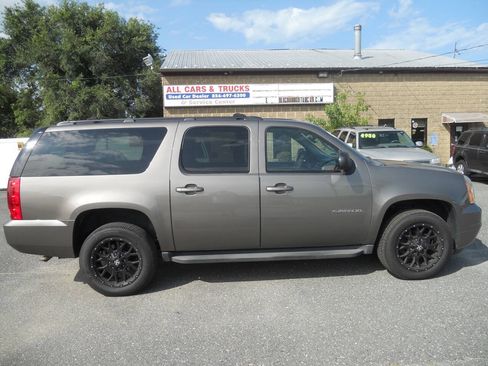 Used 2011 GMC Yukon XL SLT w/ SLT-2 Equipment Package AWD/4WD image 39