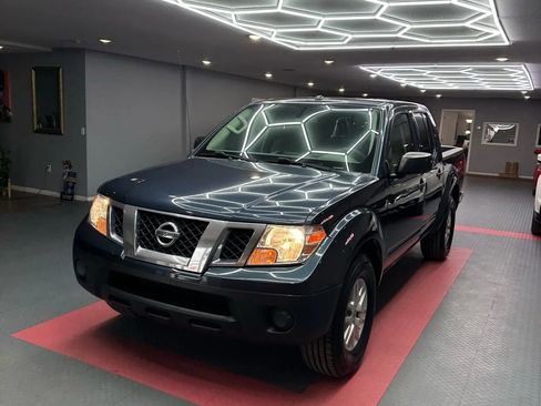 Used 2018 Nissan Frontier SV image 2