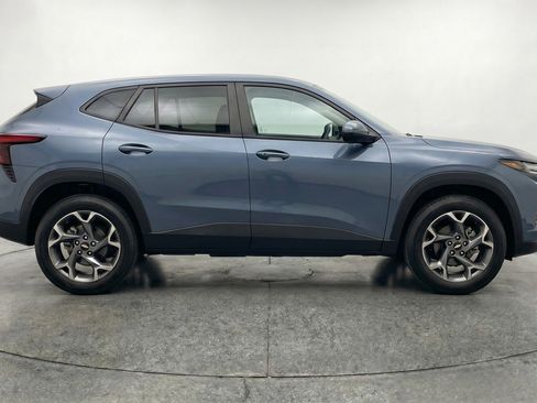 Used 2025 Chevrolet Trax LT FWD image 9