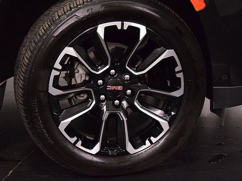 Used 2024 GMC Yukon XL Denali w/ Advanced Technology Package image 10