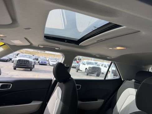 Certified 2025 Hyundai Venue SEL image 30