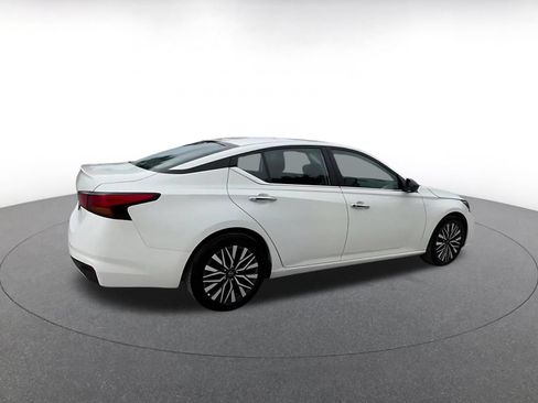 Used 2025 Nissan Altima 2.5 SV FWD image 14