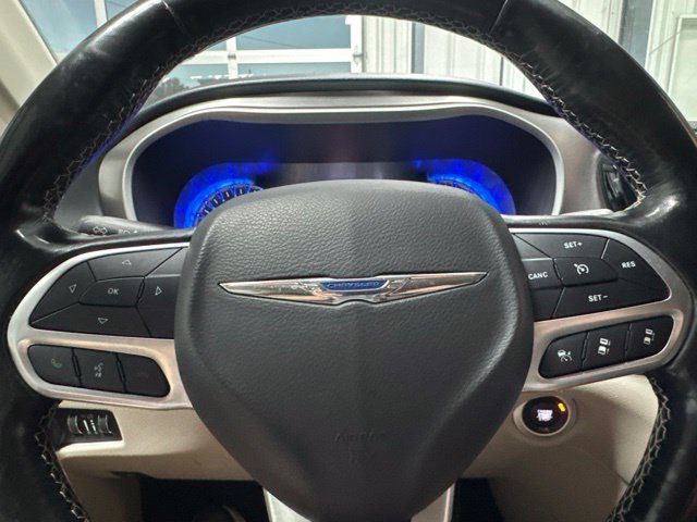 Used 2021 Chrysler Pacifica Touring-L FWD image 11