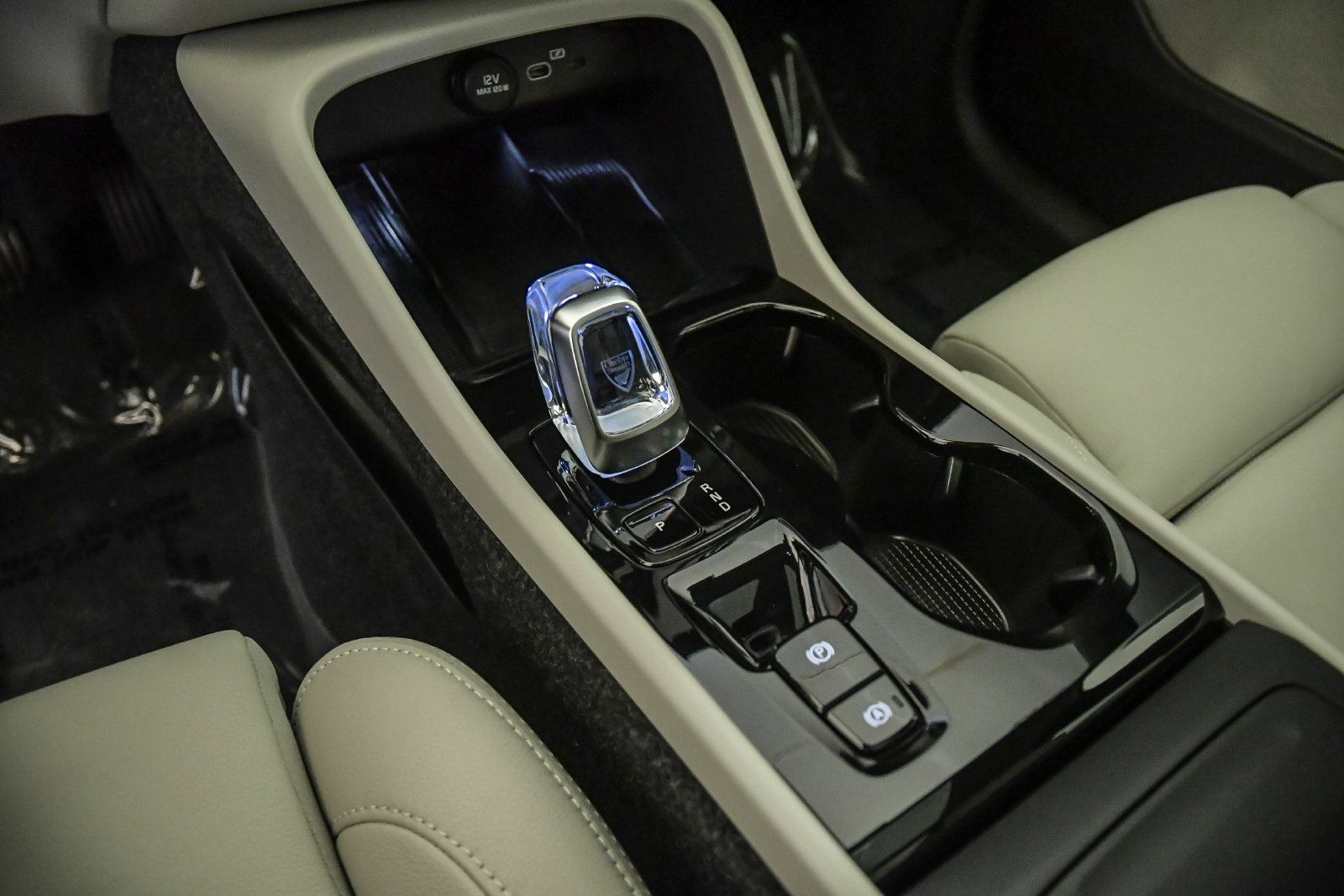 Used 2026 Volvo XC40 B4 Plus w/ Climate Package FWD image 21