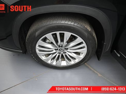 Used 2023 Toyota Highlander Platinum AWD/4WD image 41
