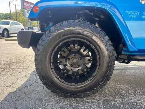 Used 2016 Jeep Wrangler Unlimited Sahara w/ Connectivity Group AWD/4WD image 9