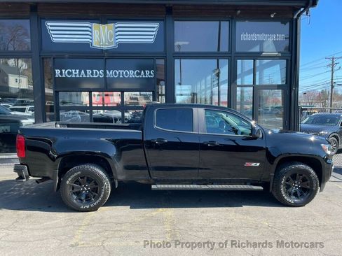 Used 2022 Chevrolet Colorado Z71 w/ Z71 Midnight Edition AWD/4WD image 2