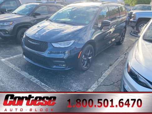 Used 2025 Chrysler Pacifica Limited FWD image 1
