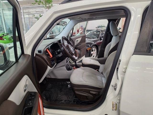 Used 2016 Jeep Renegade Latitude FWD image 8