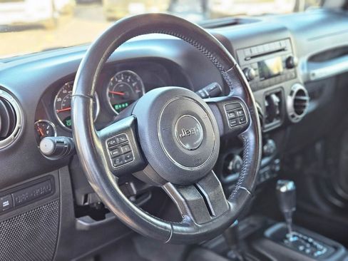 Used 2017 Jeep Wrangler Unlimited Rubicon w/ Cold Weather Group image 16