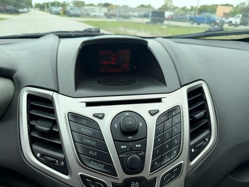 Used 2013 Ford Fiesta SE FWD image 21