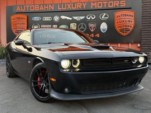 Used 2016 Dodge Challenger SRT RWD image 1