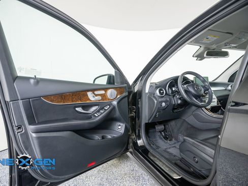 Used 2019 Mercedes-Benz GLC 300 4MATIC image 9