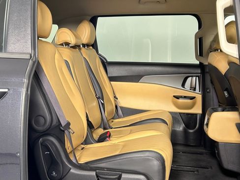 Used 2022 Kia Carnival LX image 12