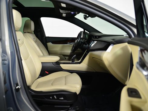 Used 2018 Cadillac XT5 Luxury w/ Driver Awareness Package image 19