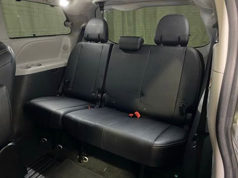 Certified 2019 Toyota Sienna SE Premium FWD image 12