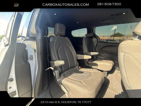 Used 2021 Chrysler Pacifica Touring w/ S Appearance Package FWD image 34