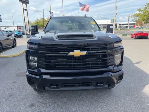 Used 2024 Chevrolet Silverado 2500 Custom w/ Custom Value Package image 3