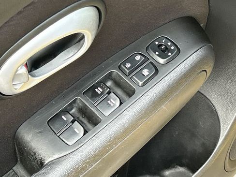 Used 2016 Kia Soul + image 12