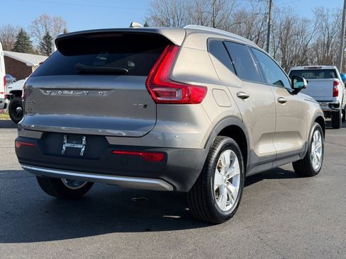 Used 2022 Volvo XC40 T5 Momentum image 8