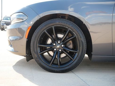 Used 2018 Dodge Charger SXT w/ Blacktop Package image 10