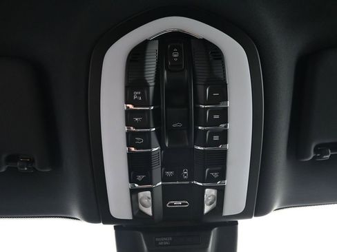 Used 2023 Porsche Macan image 25