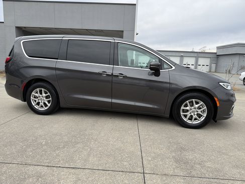 Used 2023 Chrysler Pacifica Touring-L image 4
