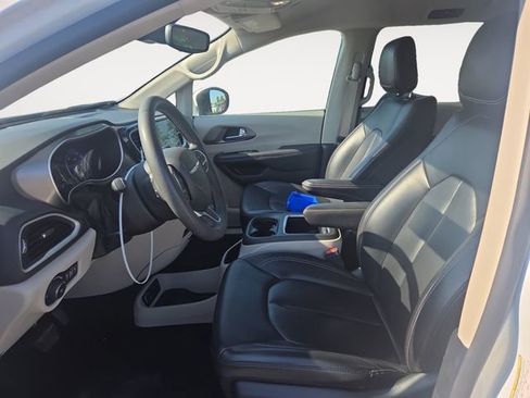 Used 2023 Chrysler Pacifica Touring-L FWD image 9