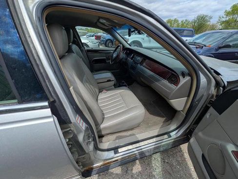 Used 2003 Lincoln Town Car Signature RWD image 29