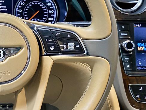 Used 2018 Bentley Bentayga AWD/4WD image 32