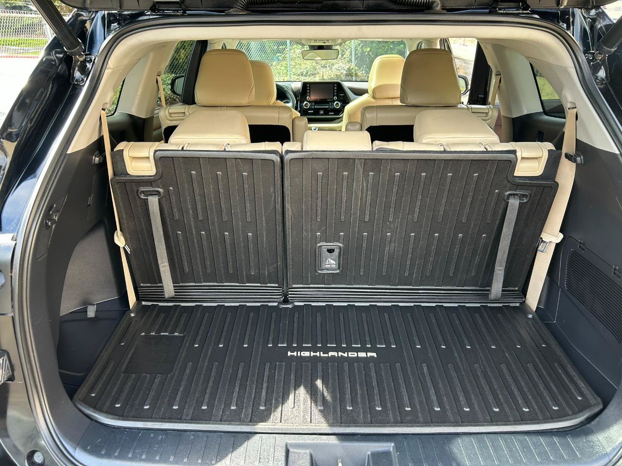 Used 2022 Toyota Highlander XLE AWD/4WD image 20