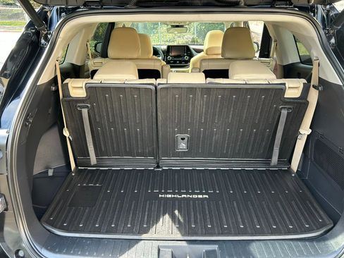 Used 2022 Toyota Highlander XLE AWD/4WD image 20