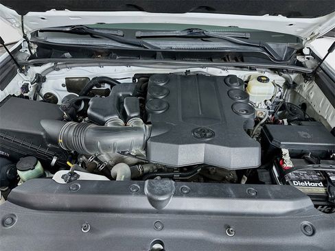 Used 2018 Toyota 4Runner SR5 Premium image 32