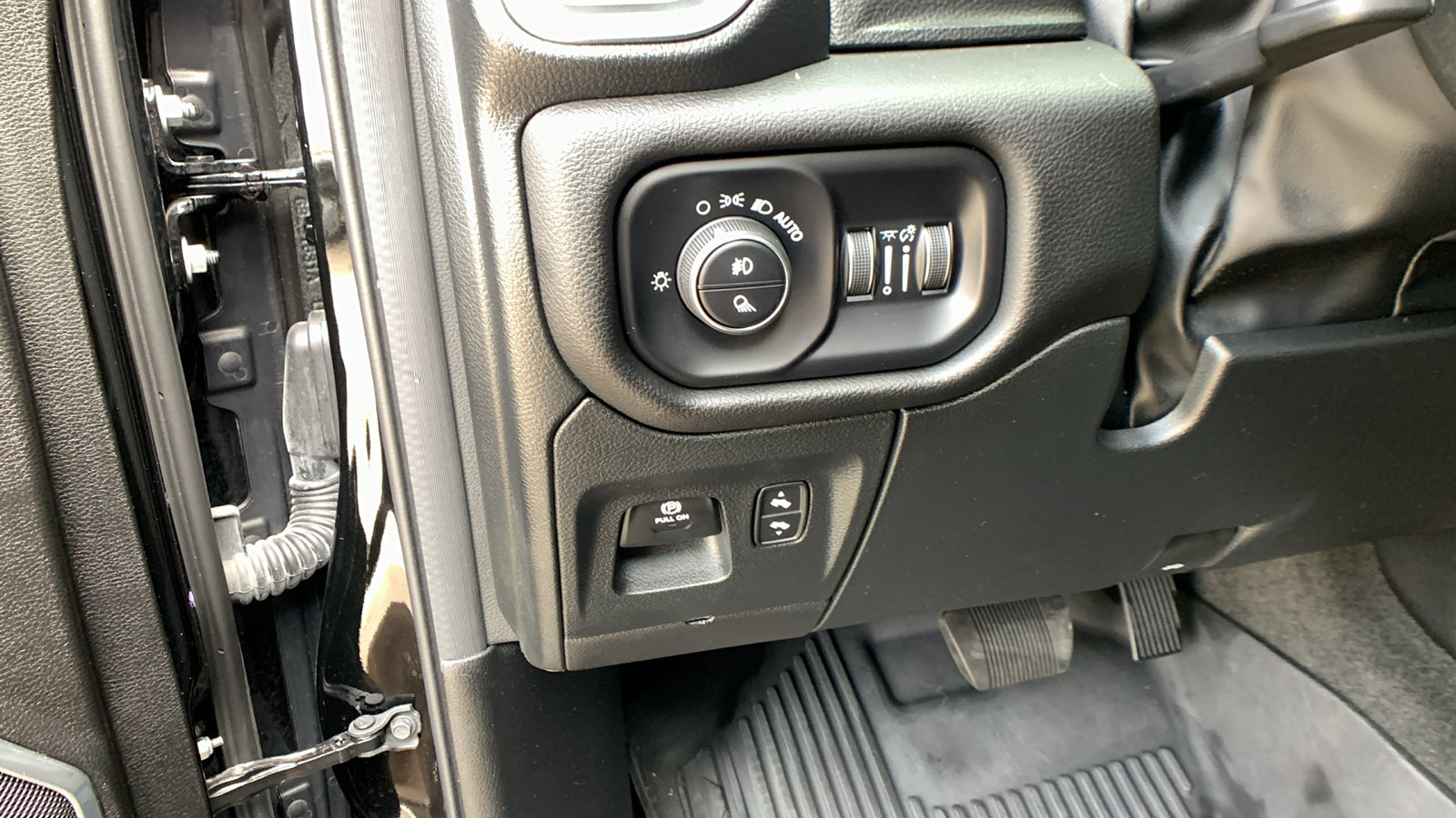 Used 2023 RAM 1500 Laramie AWD/4WD image 15