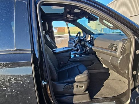 Used 2025 Chevrolet Suburban Z71 image 15