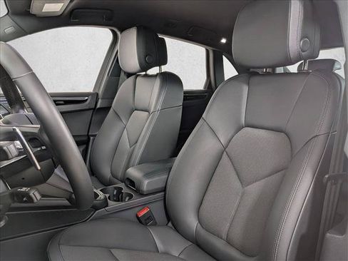 Used 2025 Porsche Macan AWD/4WD image 5